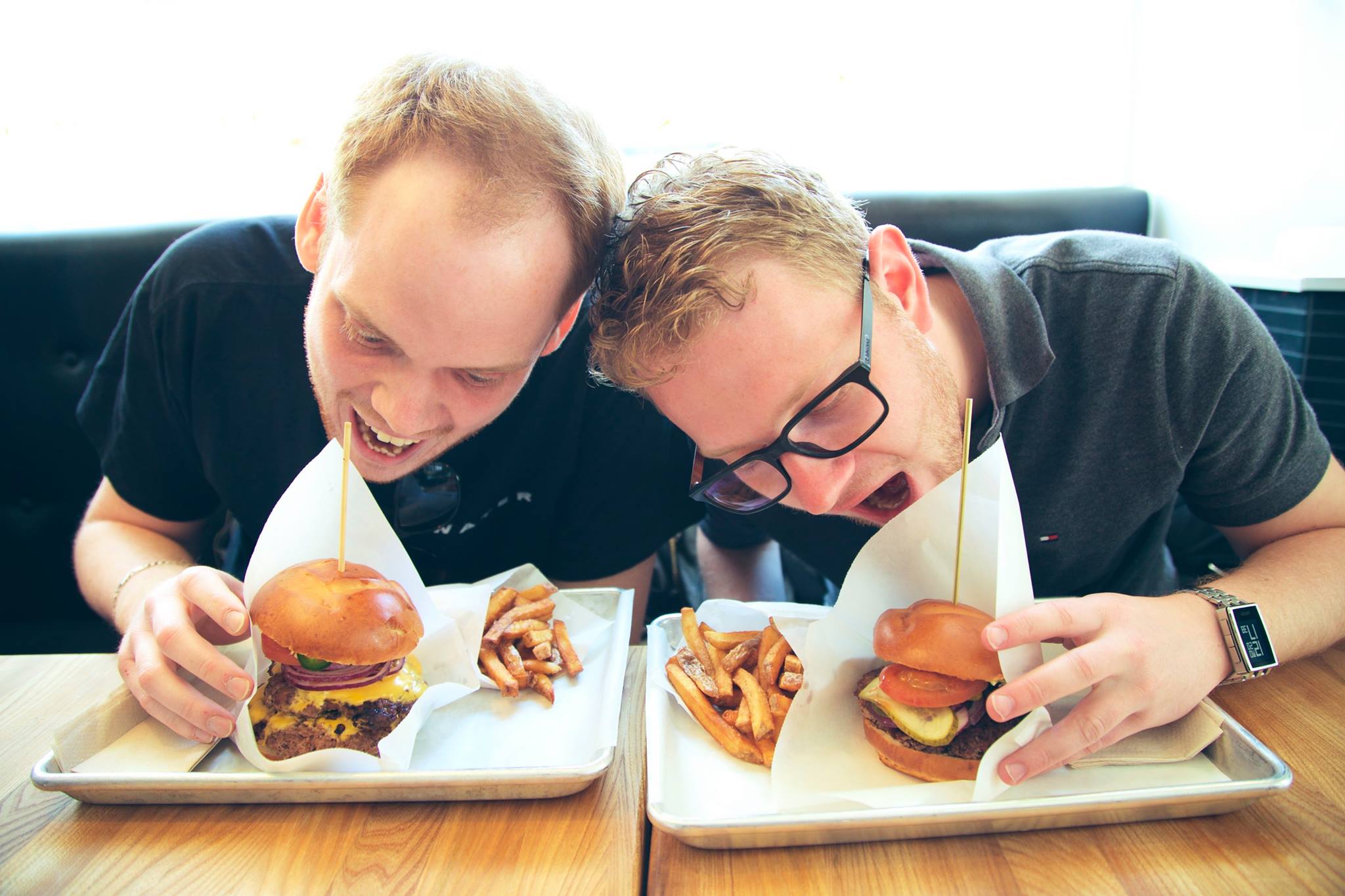 Pierre Orsander äter en hamburgare med Martin Lecke