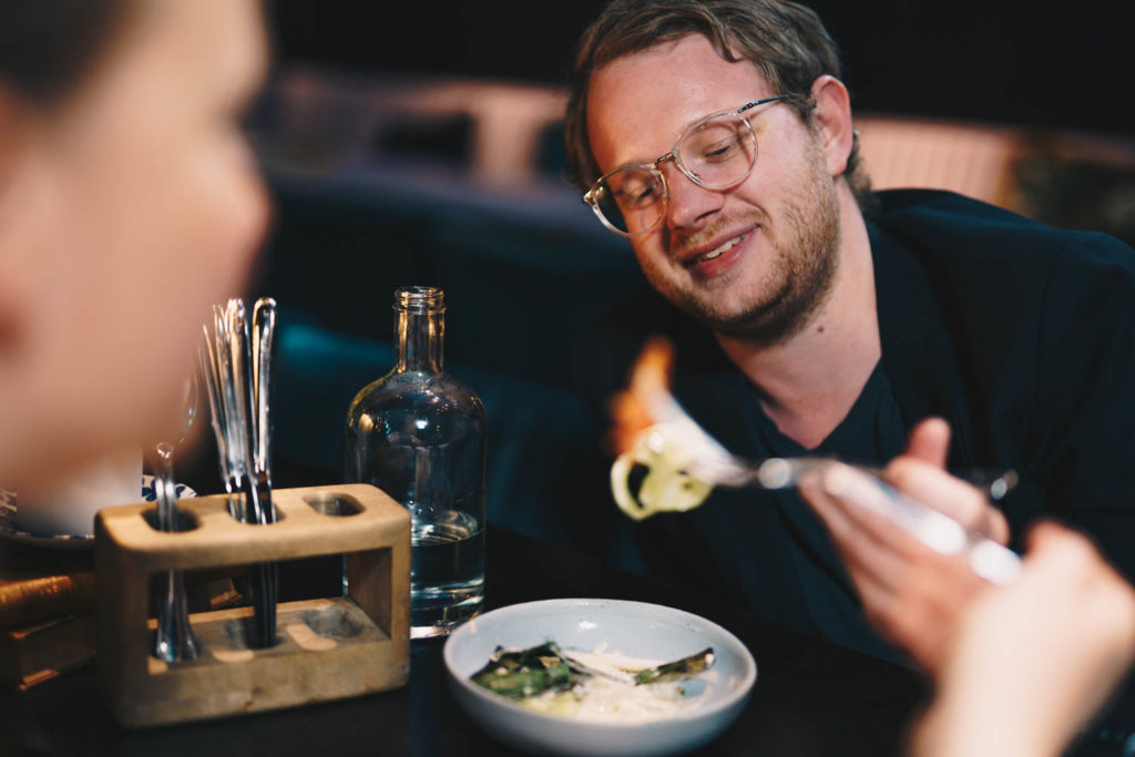 Pierre Orsander äter en rätt tillsammans med Frida Nilsson i tv-serien Det Nynordiska Köket