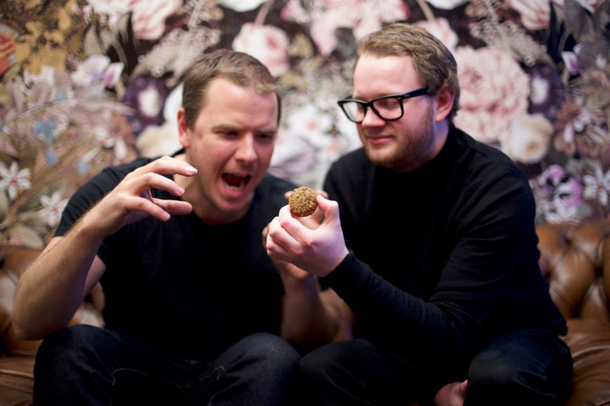 Pierre Orsander håller en falafel tillsammans med Jonathan Burns