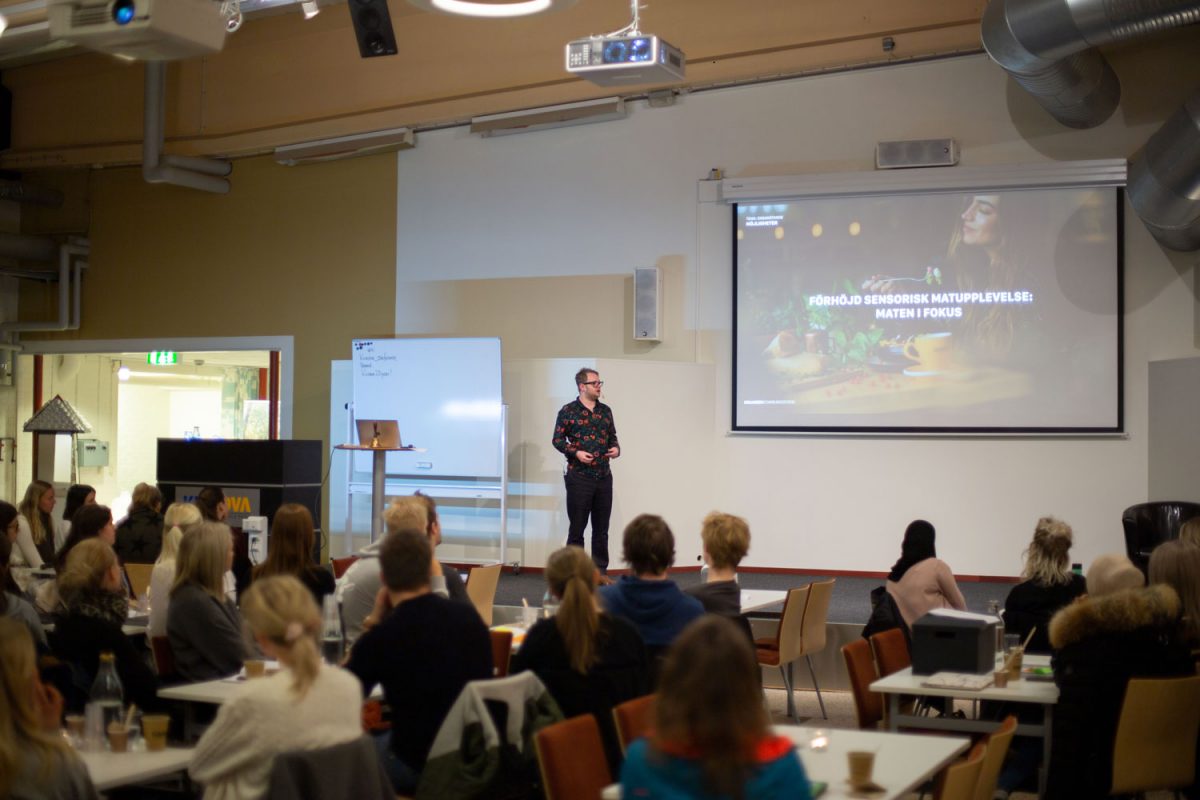 Pierre Orsander håller föreläsning på Högskolan Kristianstad