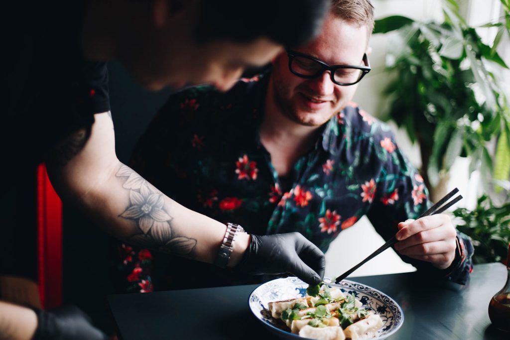 Pierre Orsander äter dumplings tillsammans med Luong Lu hos LU